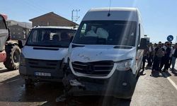 Yüksekova'da minibüs ile kamyonet çarpıştı: 10 yaralı