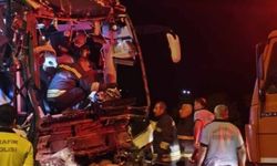 Yolcu otobüsü tırla çarpıştı: 2 ölü, 22 yaralı