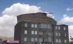 Yüksekova'da ani fırtına bir binanın çatısını uçurdu
