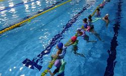 Yüzme havuzunda geleceğin sporcuları yetişiyor