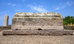 Van'da çevgan motifli çocuk mezar taşı ortaya çıkarıldı
