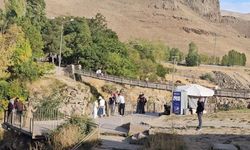 İranlı turistlerden Muradiye Şelalesi’ne büyük ilgi