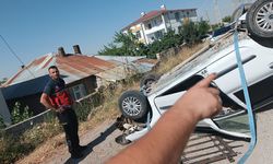 Erciş’te otomobil istinat duvarından aşağı düştü