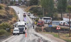 Van otobüsü ile tırın çarpıştığı kazada şoför hayatını kaybetti