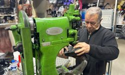 Van’da yağışlı ve soğuk hava ayakkabı tamircilerinin işlerini artırdı