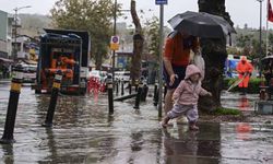 İstanbul'da okulların yarın da tatil edildiğini duyurdu
