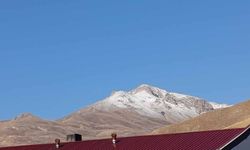 Başkale'de yüksek kesimlere kar yağdı