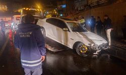 Hakkari’de otomobil tabelaya çarptı: 1 yaralı
