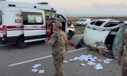 Feci kaza: 7 kişinin bulunduğu araç takla attı