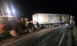 Van-Hakkari yolunda tır kazası, trafik durdu