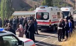 Hakkari’de iki araç kafa kafaya çarpıştı: 1 ölü, 7 yaralı