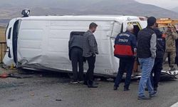 Yüksekova’da öğrenci servisi devrildi: 10 yaralı