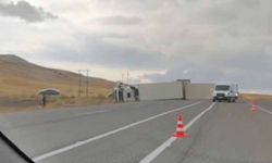 Van'da devrilen tırın sürücüsü yaralandı
