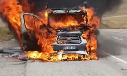 Van’da seyir halindeyken alev alan kamyonet yandı