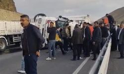 Van-Hakkari kara yolunda tır devrildi!