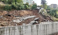 Bitlis’te yol yağışlara dayanamadı