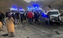 Yüksekova-Van kara yolunda kaza! 10 kişi yaralandı