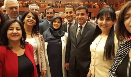 HDP'li milletvekillerinden Meclis'te dokunulmazlık fotoğrafı!