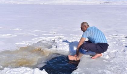 Donan göl üzerinde namaz!