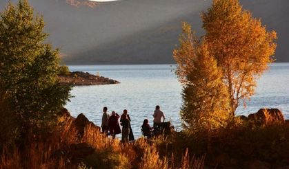 Nemrut Krater Gölü’nün sonbahar güzelliği havadan görüntülendi