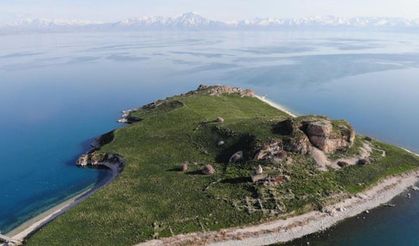 Van'da cennetten bir köşe: Çarpanak Adası