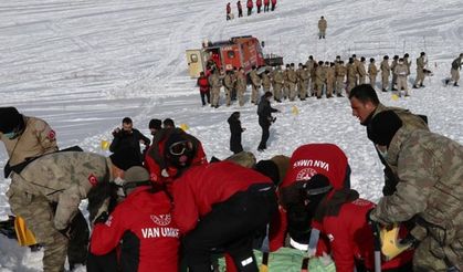 Van'da çığ timinden nefes kesen tatbikat