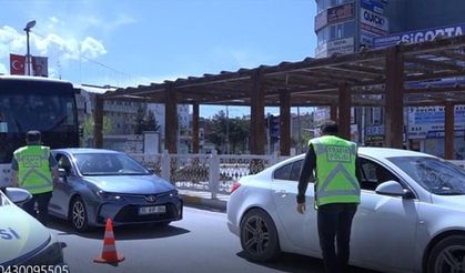 Van tam kapanamadı: Caddelerde araç yoğunluğu