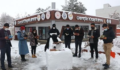 Van'da gençler maskeli kardanadamla etkinlik düzenledi