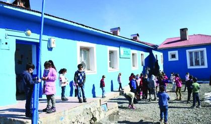 Van'da köy öğretmenleri öğrencileri için inşaat işçisi oldu