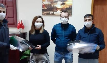 Yüksekovalı öğretmenlerden sağlık çalışanlarına maske