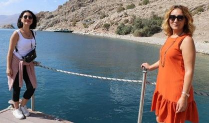 Van'a gelen İranlılar, Akdamar Adası'nı gezdi