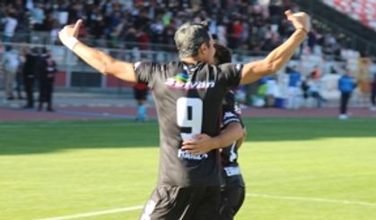 Hamza Küçükköylü 65 metreden müthiş bir gol attı