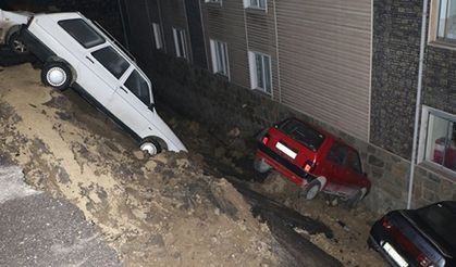 Karabük'te istinat duvarı çöktü, 4 araç apartman bahçesine düştü