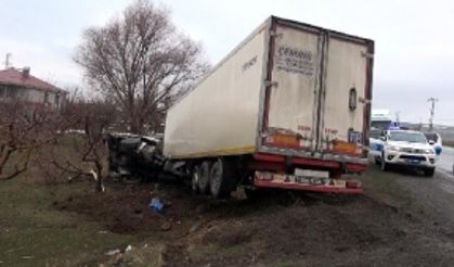 Van'da TIR evin bahçesine uçtu! vatandaşlar seferber oldu