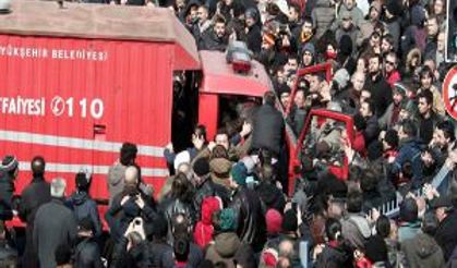 Berkin'in cenaze töreninde faciaya ramak kala