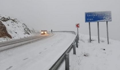 Van'da aniden bastıran kar, sürücülere zor anlar yaşattı