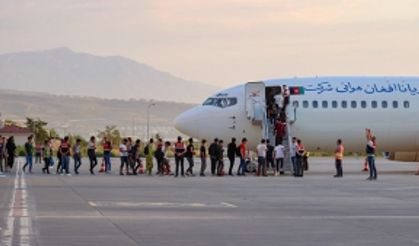 Van'da, Afgan uyruklu 408 kaçak göçmen uçakla ülkelerine geri gönderildi