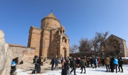 Akdamar Adası'ndaki yürüyüş ve fotoğraf etkinliğine yoğun ilgi