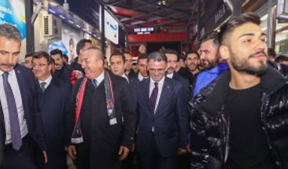 Dışişleri Bakanı Mevlüt Çavuşoğlu Van'da esnaf ziyareti yaptı