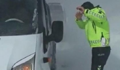 Kar ve tipide öğrenci servisini iten trafik polisinin zor anları kamerada