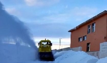 Kalp hastasına, kardan kapanan mezra yolunu 2 saatte açarak ulaştılar