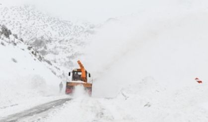 Van'da 3 ilçede okullar tatil, 510 yerleşim yeri yolu açıldı