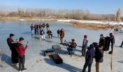 Yüzeyi buz tutan çay üzerinde engelli bireyler için konser verdiler