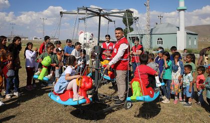 Van'da Kızılay gönüllüleri çocukları eğlendirdi