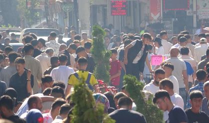 Van’da çarşı pazarda Kurban Bayramı yoğunluğu