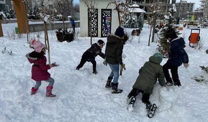 Van'da çocuklar kartopu oynayarak eğlendi