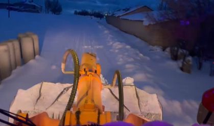 Erciş’te kardan kapanan yollarda çalışmalar devam ediyor