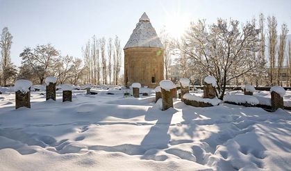 Van'daki Selçuklu Mezarlığı karla kaplandı