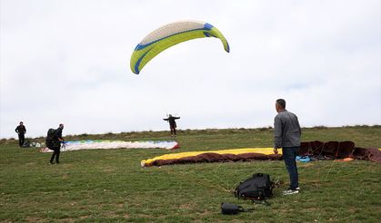 Yamaç paraşütçüleri, Van Gölü'nün güzelliklerini tanıtmak için havalanıyor