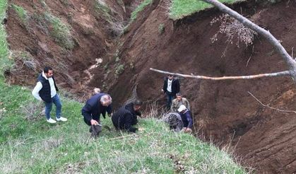 Güroymak'ta toprak kayması